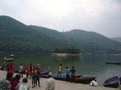 フェワ湖に浮かぶバラヒ寺院