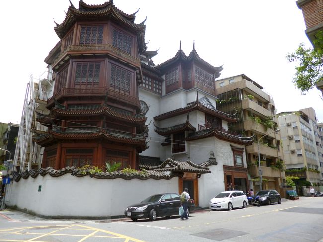 お昼ご飯の「馥園」<br />サッチャ−さん、もゴルバチョフさん<br />も来た事あると言うのでもちろん<br />5/6　12：00　練馬の紳士3名　メニュ−は<br />1980ＴＤのコ−スと予約<br /><br />予約申し入れ書<br />予約請け書<br />7日前のつつがなくお待ち申し上げの書<br />対する返牒と台湾でのおおまかな行動説明書<br /><br />をメ−ルで厳然と取り交わしてあった<br />ところが5/5台北に戻ってみると<br />台北凱撒大飯店のフロントに封筒で<br />「ご連絡を」とある、<br />5/3の太魯閣渓谷での崖崩れのニュ−スは当然<br />このレストランにも伝わっていて<br />「一体奴らどうなったのだろ」<br />ということだろ<br />