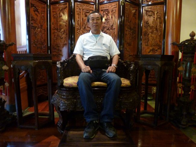 とにかく建築内装家具<br />什器設備備品書画骨董に<br />いたるまで<br />圧倒される<br />これは満州国皇帝の椅子だったと思うが<br />もう一度<br />ＨＰで確認してみよう<br />オイオイ　オメ−　恐れ多いぞ<br /><br />