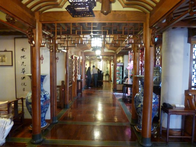 当日はまだ我々のほかにもう一組の<br />お客しかいなくサ−ビスもきっちり<br />ビ−ルの瓶もあっちの方におかれて客同士に手酌させない