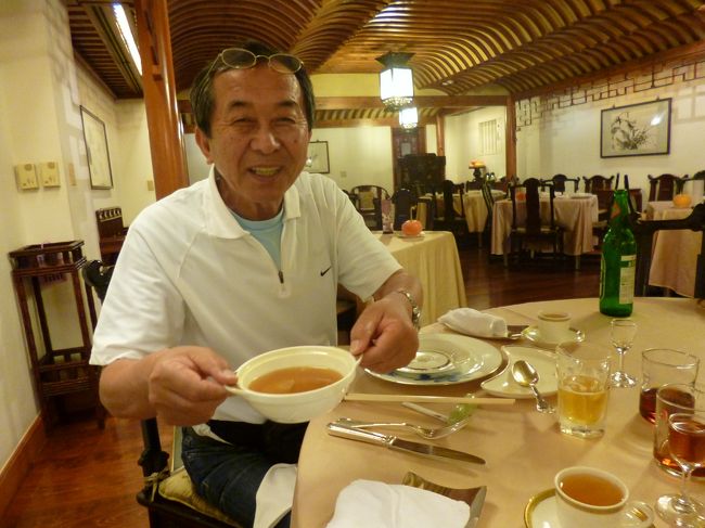 料理は前菜サラダに続き<br />ふかひれス−プ<br />活きあわびの葱風味<br />フランス産のうずらのソテ−<br />など<br />上海料理ということだが<br />めいめい皿でゆったり<br />提供される