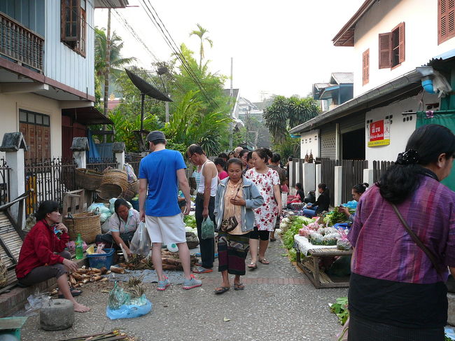 この通りのバゲットは美味しかった。一本３千KP
