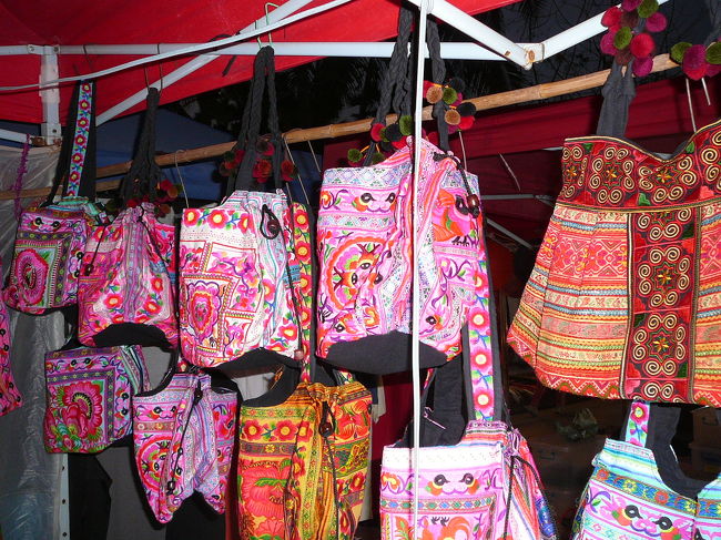 欲しかったけど買わなかった鞄。刺繍とポンポンが可愛すぎる！言い値1500円くらいだった。