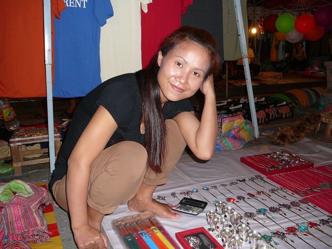 箸やのお姉さん。写真より実物綺麗。<br /><br />箸はまず３万KPと言う。結局は１膳５千KPになるんだけどね。<br />一本いくら、とか言ったりもする。(-_-;)「歩き方」には元からそんなにぼらないってことだったんだけど・・・