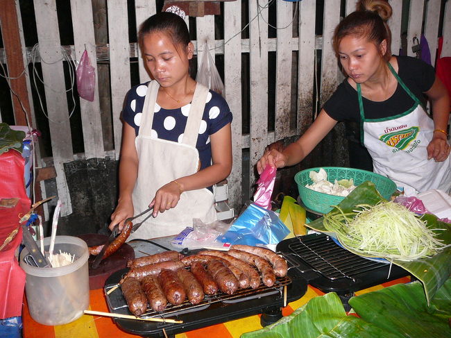 夜屋台通りに<br /><br />ソーセージは、豚やバッファローが。