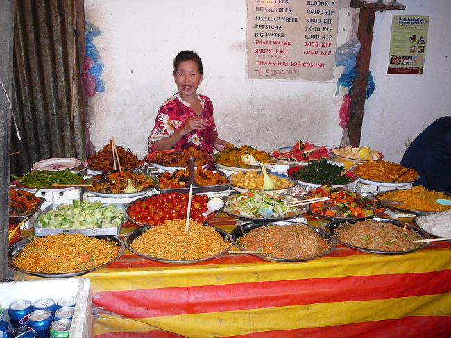 おかず食べ放題　１万KPの屋台　いくつか並んでてつい流行っている方に目が向く。中身も少しずつ違う。
