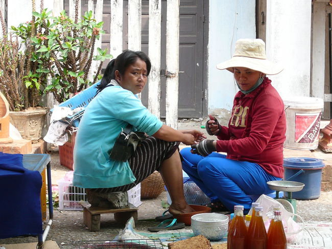 蜂蜜やさんかと思ったら、マニキュア＆ペディキュアやさんにも。貯め水をボールに移して爪をふやかし、やすりなどで磨きながら最後はどこからマニキュアが出てくるのか？ずっと見ていたかったなぁ。こっちコイと何度も呼ばれたけど。ちなみに手足合わせて３万KPとのこと。