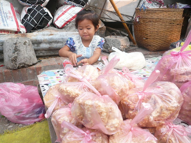 ポン菓子のようなもの。麺に入れて食べる人もいた。