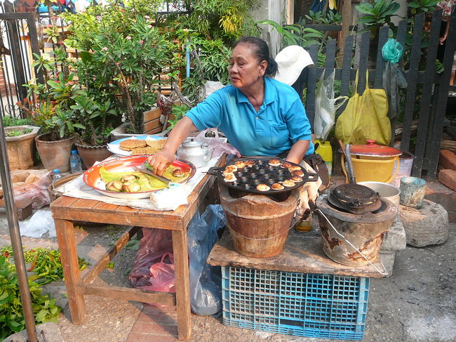ココナッツのお菓子、たこ焼き機のようなもので焼かれる。バナナの皮のお皿に入って５千ｋｐ。ちょっとふにゃふにゃした感じ。
