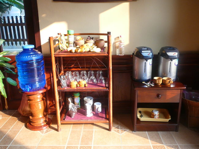 コーヒーはラオコーヒーとインスタント、それに紅茶・ミネラル・バナナが常時置いてあります。バナナは激ウマです。