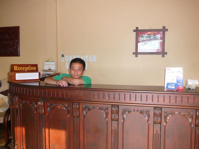 フロントの男の子、若いなぁと思ったら大学1年生だそうです。夜、ここで働いて、朝学校に行くそうです。ラオスではこういうことが一般的だそうです。フロント横のソファーには毛布や枕がおいてありました。もうひとりは我が娘と同じ年でした！思わず、えらい！！と言ってしまいました。