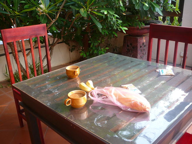 私達の朝ごはんは、ここのコーヒーとバナナにパンやヨーグルトを買ってきてここで済ましました。レストランだと、朝食は3万KPくらいです。