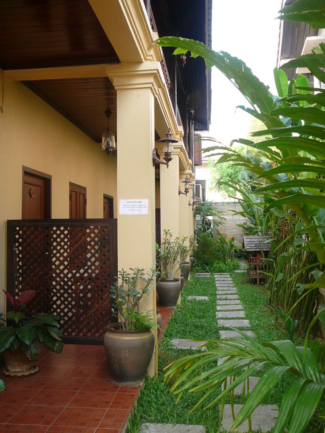 脇の小道を通っていくと、小さな神棚が。昼間は猫が良く寝ていました。<br /><br />どこで鳴くのか、夜になると「ゲッコー」とかなり大きな声が聞こえてきます。オオトカゲ？！！