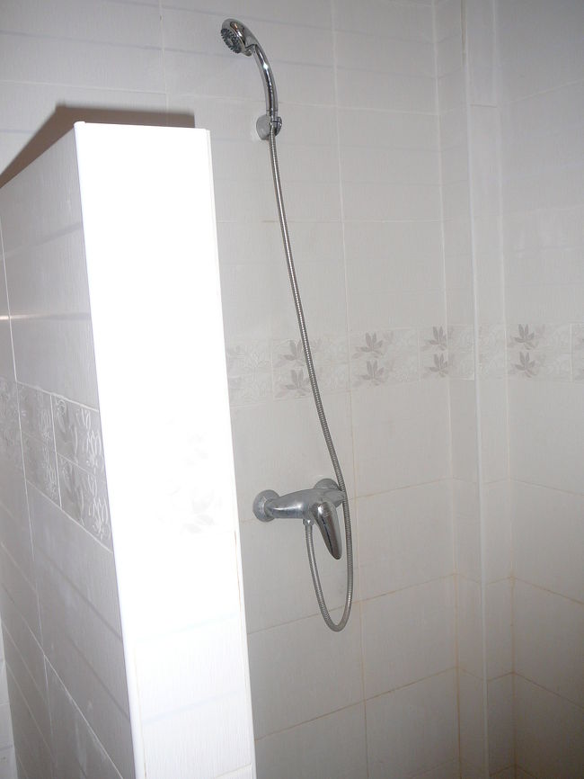 シャワーのみ。お湯はシッカリ出ました。<br /><br />清潔ですが、バスタオル一枚のみがあるだけです。<br />フェイスタオルも欲しいですね。