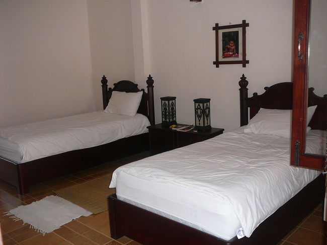 廊下側の窓には雨戸もついています。これを閉めると真っ暗。<br />閉めないと、丸見え。。<br />部屋は開放したいタイプなので、いいやって感じで昼間にいるときは開放していました。<br /><br />ファンも付いてエアコンのききは良かったです。