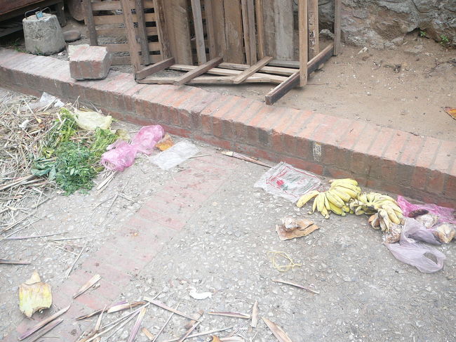 朝市が終わるとごみはそのまま残ります。臭いがすごくきついです。何で各自が片付けないかなぁ・・・業者の方たちが毎日夕方綺麗にしています。これも雇用の為に必要なことなのでしょうか？