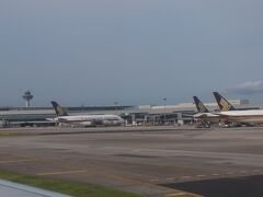 無事に到着。ハブ空港として世界的に有名なチャンギ空港です。

Ａ３８０型機が見えます。