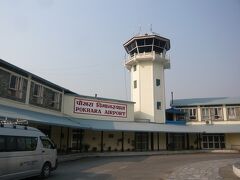 タクシーで空港へ（250ルピー）