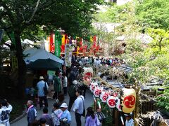 しばし神輿の出入りを楽しんだのち、後ろを見ると「神田の家」の向こうでなにやら行われています。