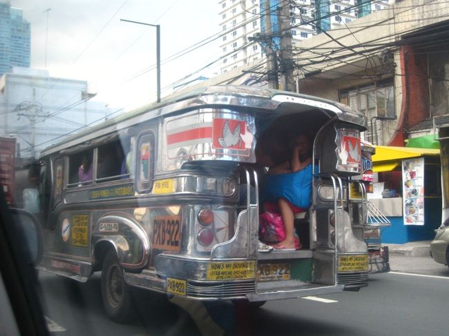 移動中、タクシーの窓から。ジプニー乗ってみたかった…
