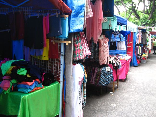 突然露店が立ち並ぶエリアになりました。<br /><br />衣料品がほとんど。