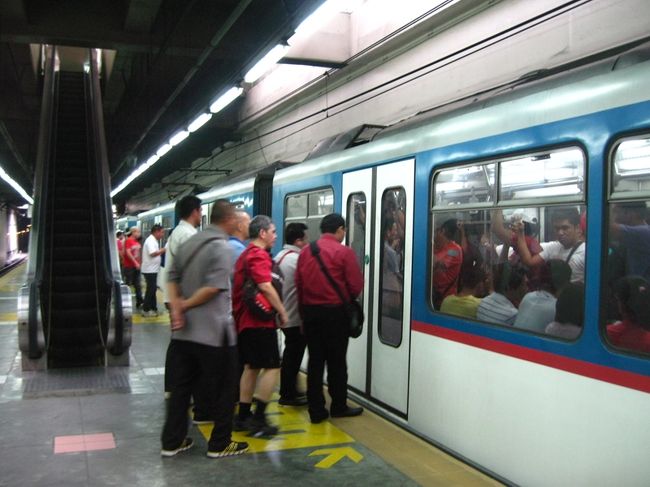 ちゃんと並んでるのがすごいと思いました。最近はかなり改善されましたが、上海以外の中国の都市だったらこうはいかないよ〜<br /><br />乗ったら、私目立つらしく、ガンガン視線を浴びました。