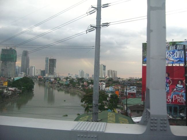 車窓から。<br /><br />どんよりした雲。