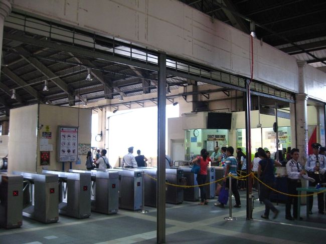 到着。<br /><br />○　Shaw Boulevard駅