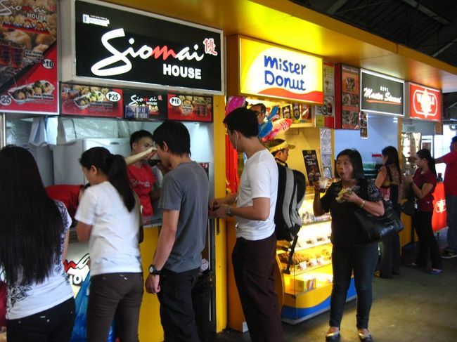 しゅうまい屋さんやドーナツ屋さんが並んでました。