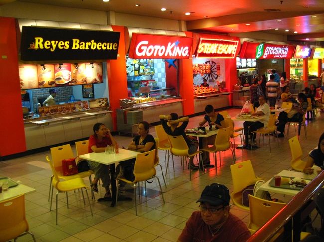 ショッピングセンター（SMモール）の中のフードコート。