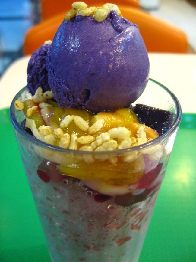 ハロハロ見つけました！<br /><br />上に載っているウベのアイスクリームがおいしかったです。