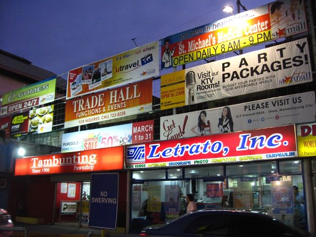 広告の色づかいも中国とは違います。