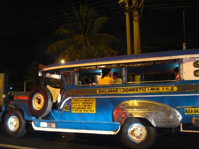 3/22　朝4時40分。<br /><br />ジプニーに乗って…嘘です。<br /><br />ホテルで手配してもらったタクシーに乗って空港へ。<br /><br />ジプニーも空港行きがあるんだね…と思って撮った一枚。