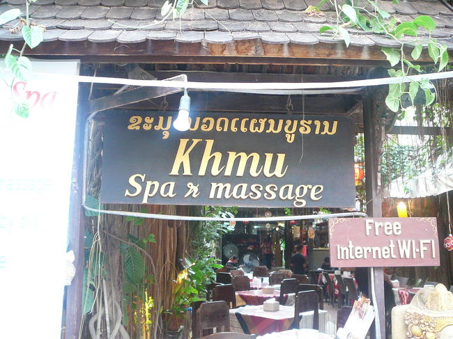 二日目。全身はりはり。もうとにかくそうにかしたくって、シーサンオンワン通り（ホテルから近い）のカムスパ本店へ。<br /><br />カフェが併設されてます。ここは近辺と同料金。ヘッド＆ショルダー　２H/50000kp。　ここもエアコンはなく、自然の中で受けます。入ったときは１人っきりだったので、上半身脱げと言われて、あちらに見える家屋から遮るものはないのかと心配したが、気持ち布をカーテン代わりに引いたので良しとして早速開始！小柄な人なのに結構な力でつぼを抑えてくれました。上に乗られた時は少々引きましたが、腕は良かったです。しかし、途中でカップルが入ってきて、私の隣に男性をいれたくせに隠すものもくれず、上を向けという！そんなのないじゃろう！！クレームつけてもなんで怒るのって表情・・ラオスの文化って？！！<br /><br />そんなわけでここは最悪となったのでした。腕は良かっただけに残念！怒りはチップなしってことで。