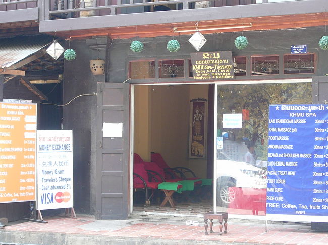 ルアン初日。足がパンパンだったので、メコン川沿いのカムスパ（支店）へ。三軒マッサージやが並んでいたんだけど、同じようだったので歩き方に載っていたこちらへ。料金が安い！