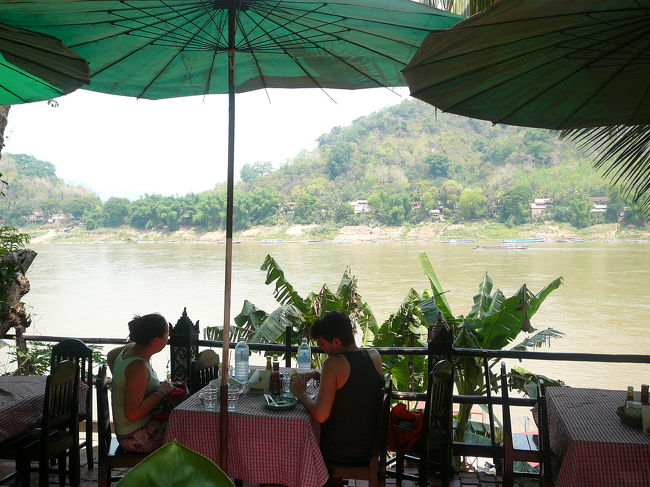 メコン川沿いのレストラン。名前にtreeがついたけどはっきりしない。<br />西洋人が多い。見晴らしのいいところです。<br />食べ損ねたものを食べました。