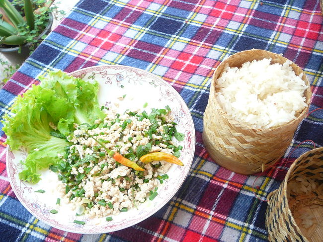 カオニャオとチキンのラープ