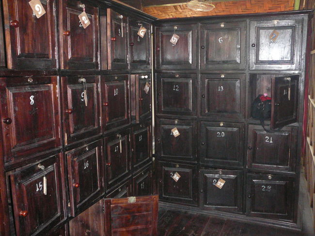 ロッカー。鍵を閉めても動くので、閉まらないといったら大丈夫だとのこと。押すと開くけど、荷物があるので全部は開かないし引っ張っても開かないから。