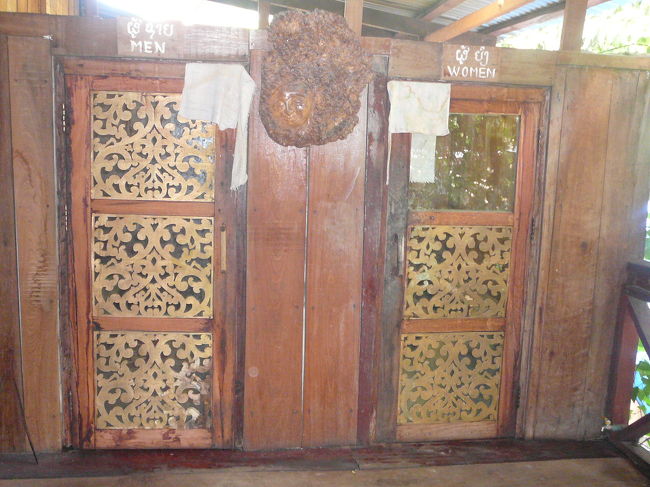 男女別サウナ。６人一緒に入ったら酸欠になりそうだった。せいぜい４人くらいが入れる感じ。かなり汗が出て気持ちいい。ハーブティーや水が置いてある。しかし、休む所は男女一緒。巻きなれない布に四苦八苦だった。地元率高し。薬草サウナ　時間制限なし　１万ｋｐ<br /><br />日本人らしき一人の中年が腰巻だけだと言うのにがばっと股を開いて座っていた。変態か気づいてないのか不明。目が泳いでいたので・・(-_-;)最悪！