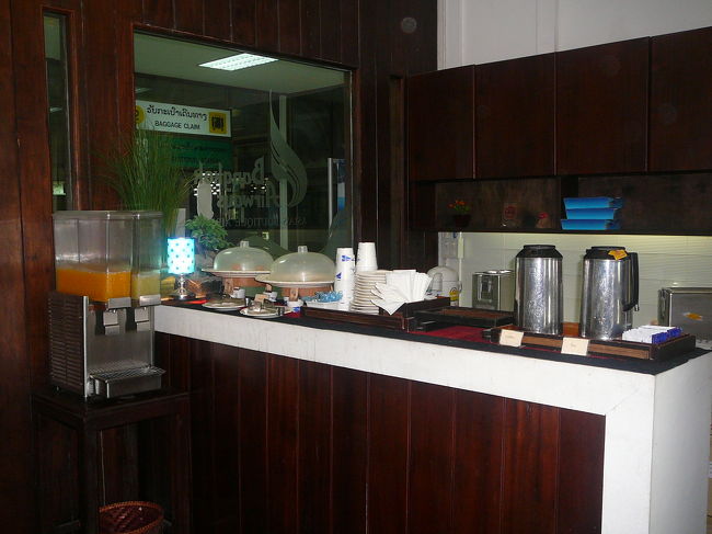 中を覗くと、コーヒー・紅茶・ジュースそれにお菓子二種。でも、どれも残りわずかで継ぎ足されることはなかったです。エアコンが効いているので座っているだけでもいいかも。