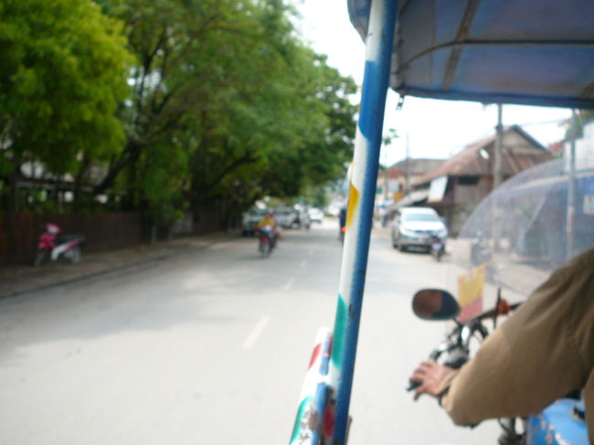 ああ、暑かった〜　ほんとに積極的にするものってない国だったなぁ〜<br />でも、まぁホテルの男の子にはいい話聞けたしお腹も壊れなかったしなぁ〜<br /><br />と、まずまずとしようと空港に向かいました。<br />５月１日（木）早朝は雷雨でした。おかげで１０時ごろのトゥクトゥクは好い加減♪昨日、35000kpで約束していたおじさんもにこやかにやってきてくれました。