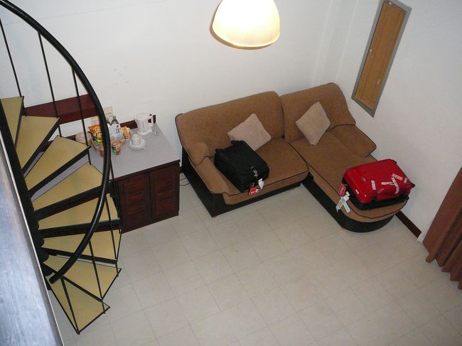 トランジットで泊まった、フローラルシャイアリゾート。<br />おしゃれですが、階段は急で上り下りは面倒でした。<br /><br />KEのフライト変更があったので送迎についてメールをしたら、丁寧に返ってきました。感じよかったです。でも、送ってもらう時間が毎時決まっていたので、不便でした。それに、運転手の時計と私の時計が時間が狂っていて、といっても５分くらいですが、目くじら立てて追い立てられました。確かめると私の時計があっていたのですけどね。