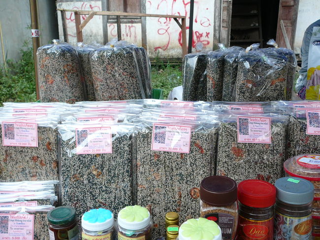 市場では、写真のようにして売っています。