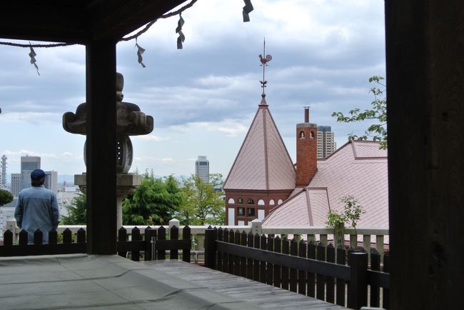 境内から異人館の屋根が。神戸らしい。