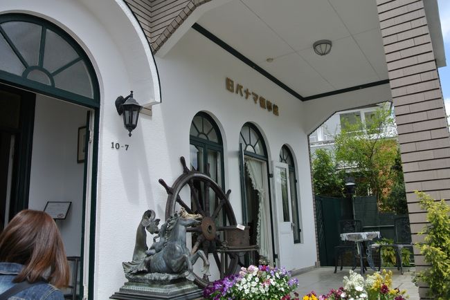 パナマ領事館、白い壁が印象的。