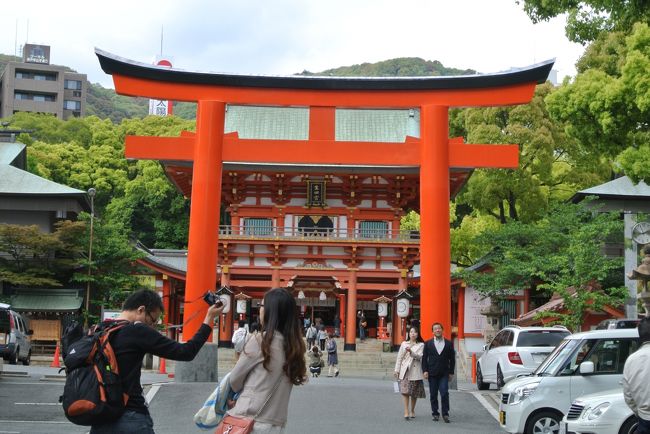 生田神社。大きな鳥居は存在感たっぷり。