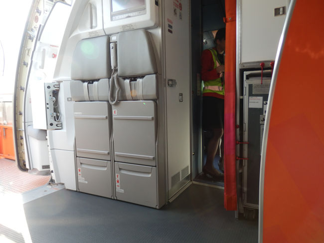 最前列なのでこんな視界。コックピットも出発間際までドアが開いてるのでよく見えます。CAの座席、帰りはこちら側で真ん前がCAでした。