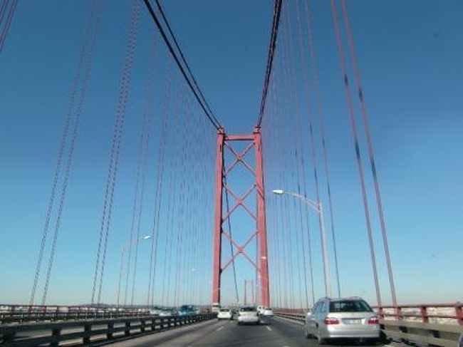 エヴォラを出てドライブ旅の最終目的地リスボンへ向かいます。<br />途中この旅初めての有料道路があり大慌て。<br />手持ちのユーロが尽きていたのでどうしようかと思いましたがクレジットカードでの支払いでなんとか凌ぐことができました。。<br />4月25日橋を渡ってポルトガル市内へ突入です。