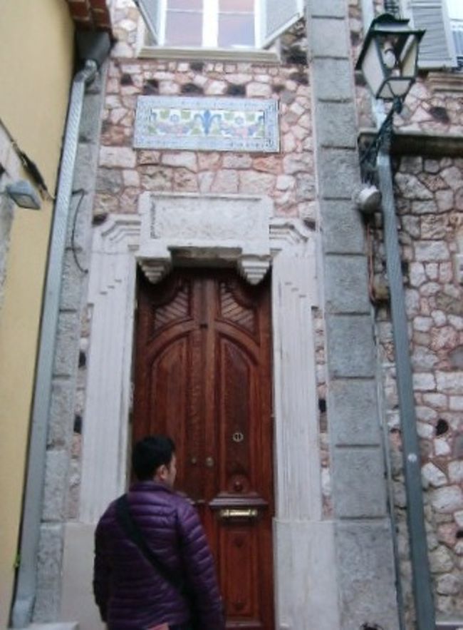 さて、オリエンテ駅から地下鉄を乗り継いでアルファマ地区へ。<br />今回は年越しということで大奮発をして結構なお値段のホテルを予約。<br />ここがそのホテルの入り口。完全に隠れ家です。隠れすぎていて本当に見つかりません。<br />近所のイワシを焼いている親父さんにこの奥だぞ、と教えてもらわなければ永遠に見つからなかったかも。<br />よく宿泊客が場所が分からず地図を片手にウロウロしている、後でイワシを食べに来いよ、とはこの親父さんのコメント。