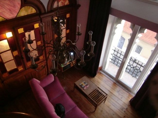 このPalacete Chafariz Del Reiというホテル、19世紀に建てられた貴族の館をそのまま利用してホテルにしているとのこと。<br />通された部屋はロフトになっていて独占できる屋上もあり。<br />部屋は、なんというか、ちょっとインテリアが落ち着かない感じ。<br />オシャレといえばおしゃれでこういうのが好きな人はいいのでしょうけど。。<br />年末ということで結構なお値段、加えてサービスの質も良くなく(というか31日夜は人がいなかった。。)、個人的には正直ちょっと残念なホテルでした。